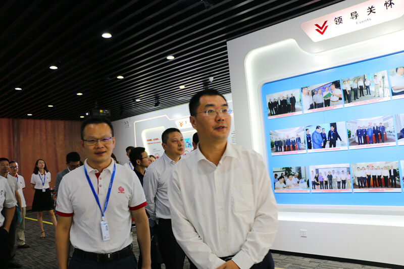 1528387845137964.jpg 孫總陪同孫紅兵參觀.jpg